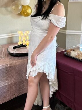 Off-Shoulder White Party Dress with Ruffle Hem